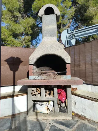 Barbacoa Piedra y Metal. Tienen que desmontarla