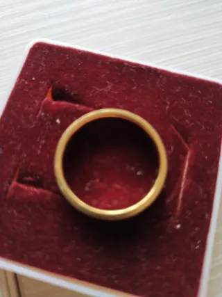 Anillo caballero, no es ni oro ni plata .