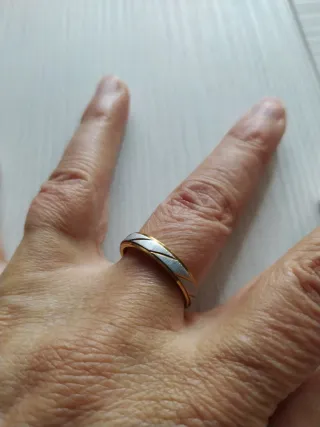 Anillo caballero, no es ni oro ni plata .