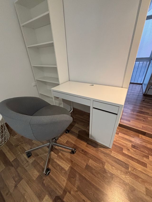 Silla de oficina giratoria gris