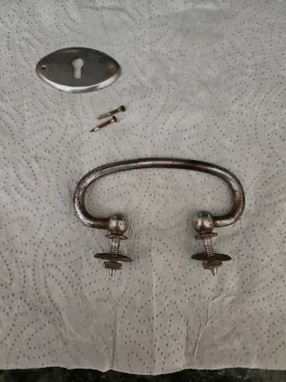 Herrajes antiguos: tirador y cerradura