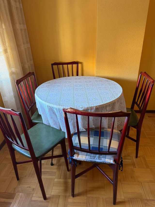 Mesa redonda y 4 sillas comedor