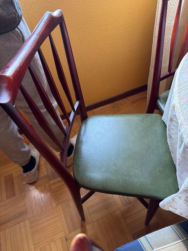 Mesa redonda y 4 sillas comedor