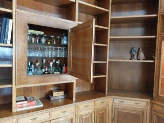 Librería de madera con vitrina