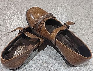 Zapatitos marrones con lazo