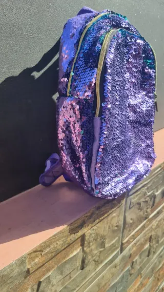 Mochila Morada con lentejuelas. Largo 36 cm