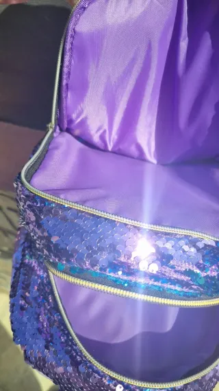 Mochila Morada con lentejuelas. Largo 36 cm