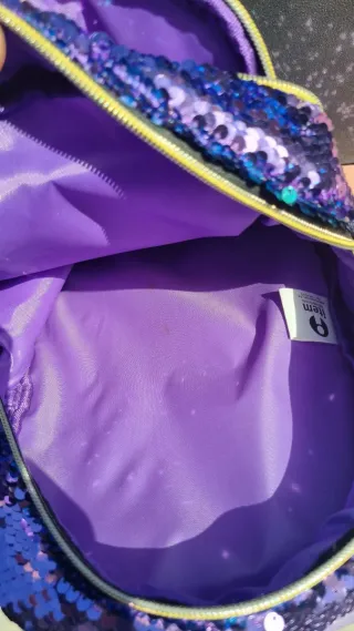 Mochila Morada con lentejuelas. Largo 36 cm