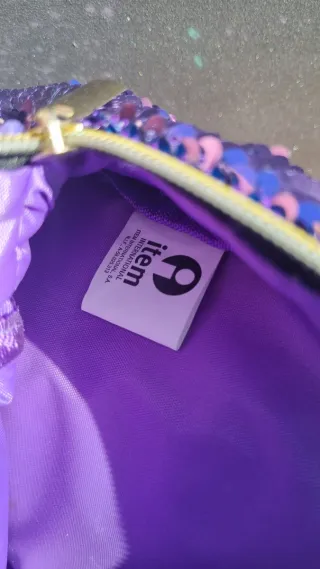 Mochila Morada con lentejuelas. Largo 36 cm