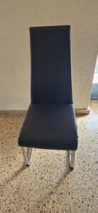 6 Sillas de comedor negras y plateadas