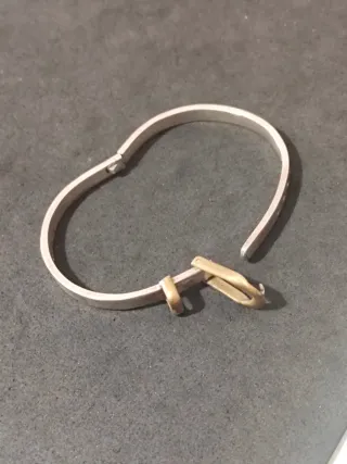 Pulsera Rígida de Plata con Hebilla Dorada