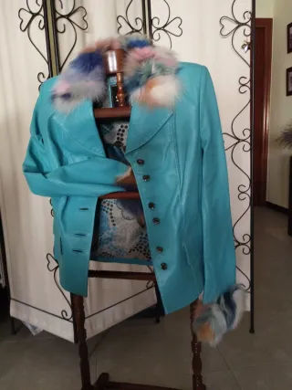 Chaqueta de piel turquesa con pelo multicolor
