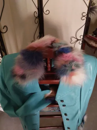 Chaqueta de piel turquesa con pelo multicolor