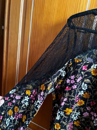 Blusa Zara Basic flores manga larga encaje