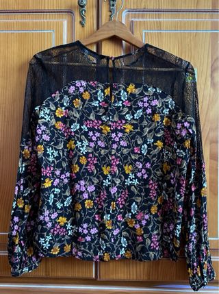 Blusa Zara Basic flores manga larga encaje