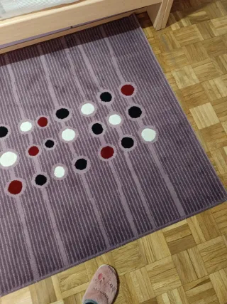 Alfombra púrpura con círculos rojos blanco