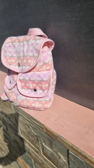 Mochila rosa con estampado étnico