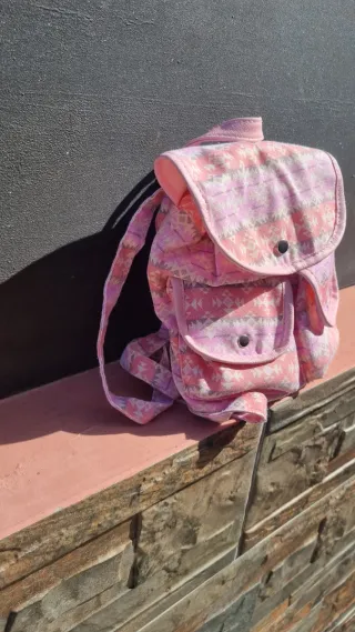 Mochila rosa con estampado étnico