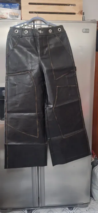 Pantalones cargo piel sintética pernera ancha