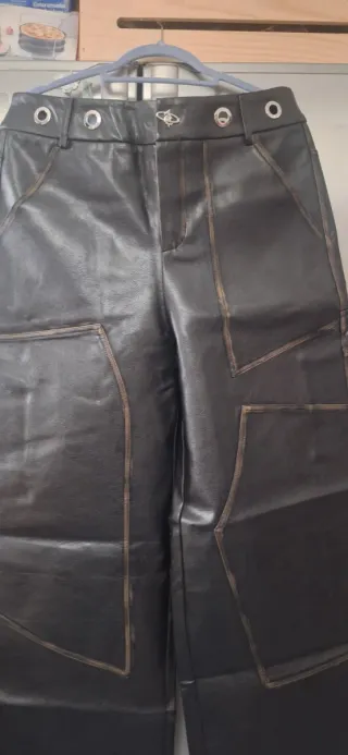 Pantalones cargo piel sintética pernera ancha