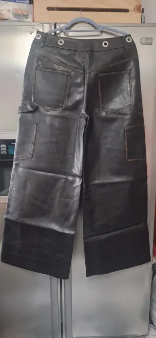 Pantalones cargo piel sintética pernera ancha