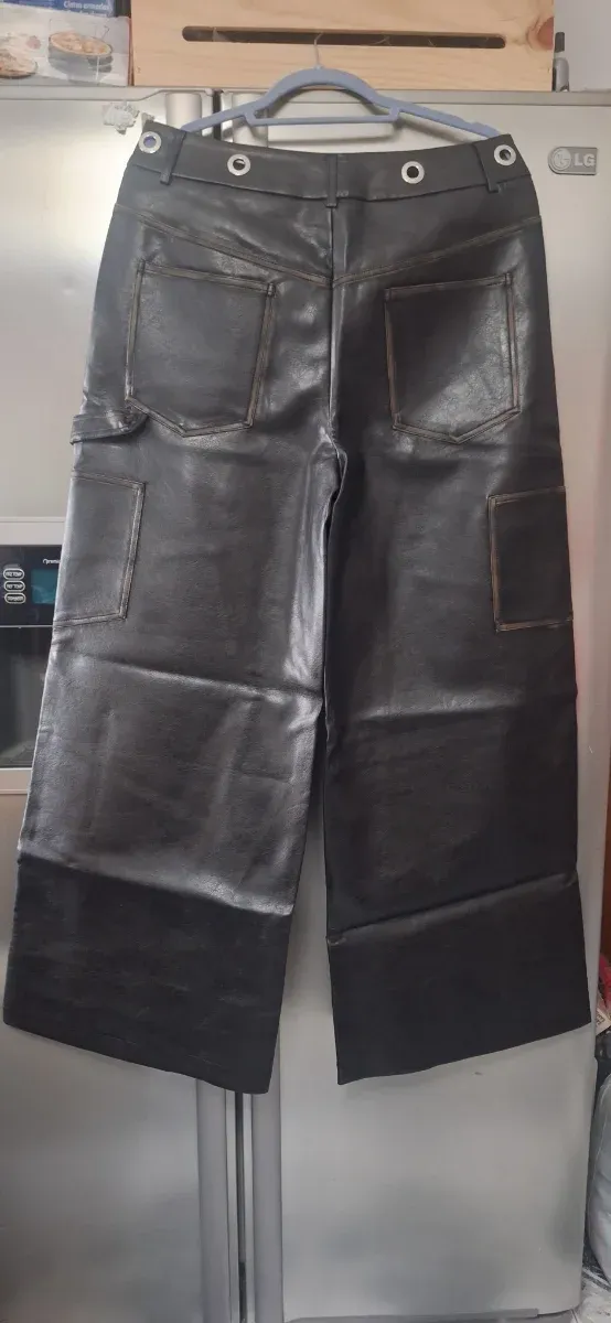 Pantalones cargo piel sintética pernera ancha