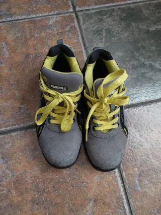 Zapatos de seguridad Paredes grises y amarillos