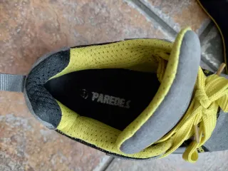 Zapatos de seguridad Paredes grises y amarillos