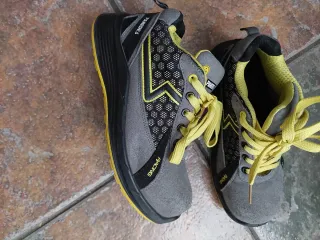 Zapatos de seguridad Paredes grises y amarillos