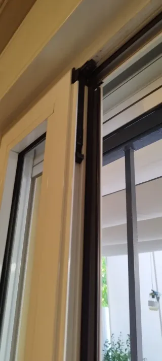 Oportunidad. Rejas recién pintadas. Gines