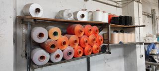 Lote Máquinas de Coser e Hilos Confección Textil