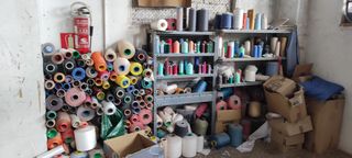 Lote Máquinas de Coser e Hilos Confección Textil