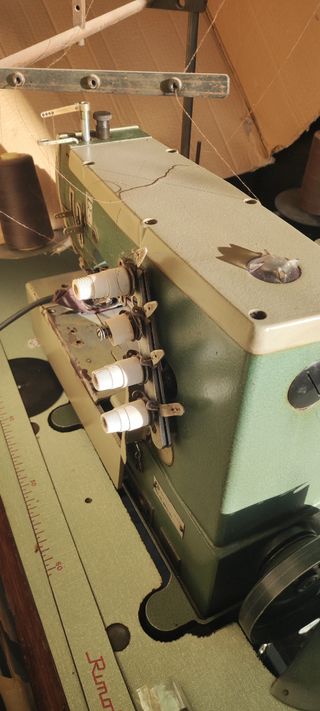 Lote Máquinas de Coser e Hilos Confección Textil
