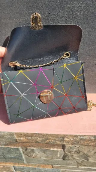 Bolso negro con diseño geométrico multicolor