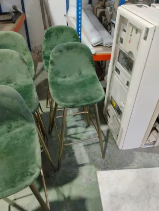 Sillas altas terciopelo verde y patas doradas