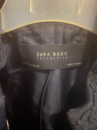 Blazer Zara azul con botones dorados