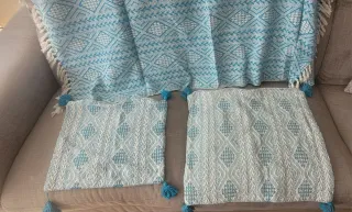 Manta cubresofá y 2 cojines decorativos