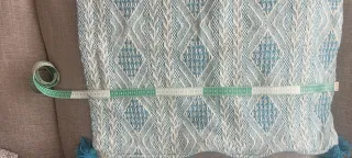 Manta cubresofá y 2 cojines decorativos