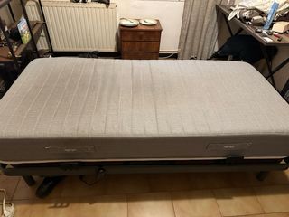 Cama reclinable de madera y metal