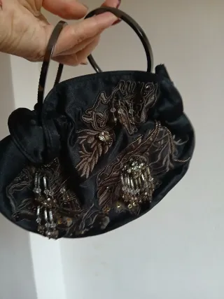 Borsetta vintage nera con dettagli oro