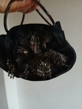 Borsetta vintage nera con dettagli oro