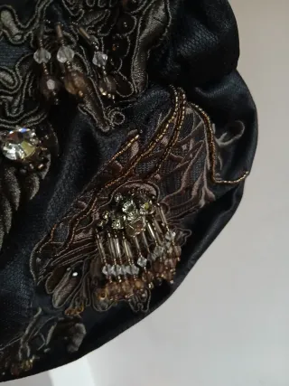 Borsetta vintage nera con dettagli oro