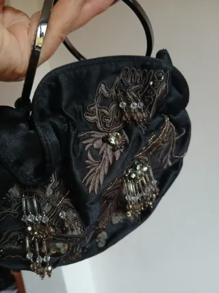 Borsetta vintage nera con dettagli oro