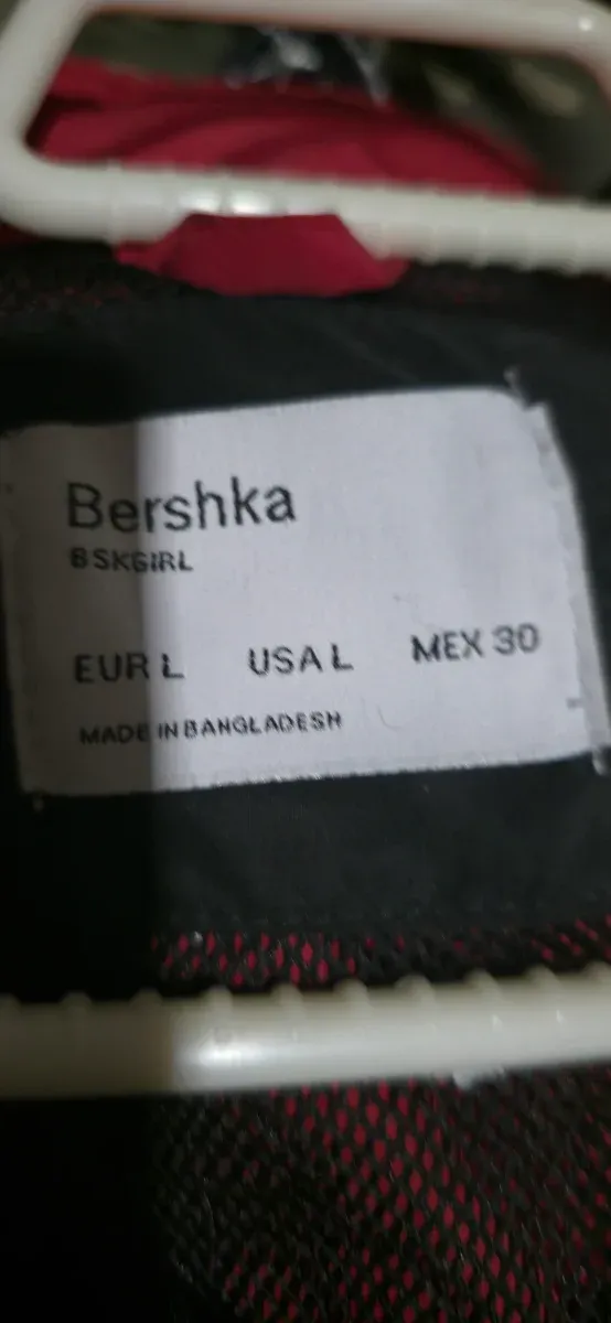 Chaqueta corta Bershka cremallera roja y negra