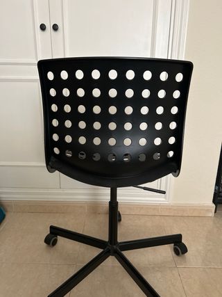 Silla de escritorio negra con ruedas