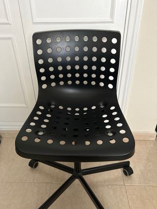 Silla de escritorio negra con ruedas