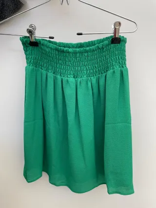 Falda verde con cintura elástica fruncida