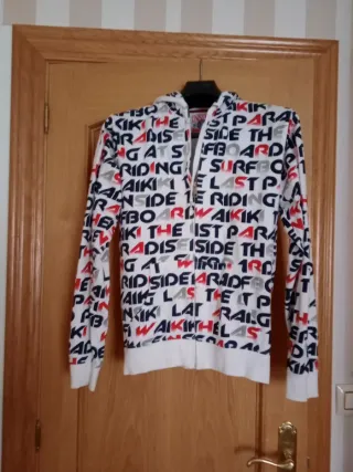 Sudadera con cremallera y estampado