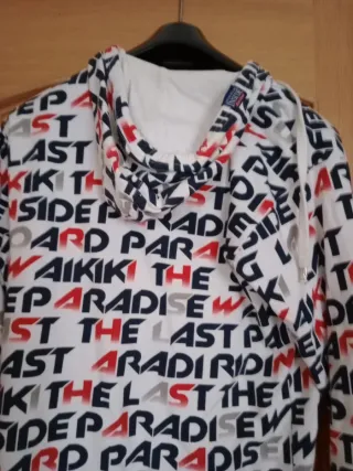 Sudadera con cremallera y estampado