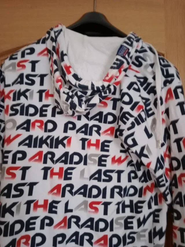 Sudadera con cremallera y estampado